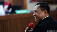Henri sempat tersenyum saat mendengarkan pertanyaan dari jaksa.