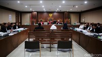 Dalam kesaksiannya, Henri mengaku tidak pernah menerima uang secara langsung dari Direktur PT Kindah Abadi Utama Roni Aidil  