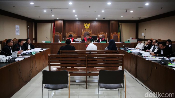 Kasus suap terkait proyek pengadaan peralatan deteksi korban reruntuhan Basarnas tahun anggaran 2021-2023 saat ini telah masuk ke tahap persidangan. Hari ini mantan Kabasarnas Marsdya Henri Alfiandi dihadirkan sebagai saksi.