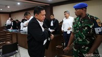 Henri Alfiandi meninggalkan ruang sidang usai memberikan kesaksian di kasus proyek pengadaan peralatan deteksi korban reruntuhan Basarnas tahun anggaran 2021-2023.  