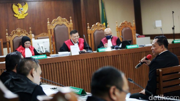 Eks Kabasarnas Bersaksi di Sidang Korupsi Basarnas Kasus suap terkait proyek pengadaan peralatan deteksi korban reruntuhan Basarnas tahun anggaran 2021-2023 saat ini telah masuk ke tahap persidangan. Hari ini mantan Kabasarnas Marsdya Henri Alfiandi dihadirkan sebagai saksi.