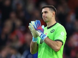 Aston Villa siap menjual kiper utamanya, Emi Martinez. Harga pemain asal Argentina itu dibanderol sebesar 40 juta Euro atau setara Rp 742 miliar (Reuters)