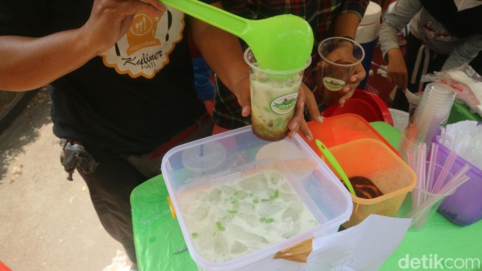 Es cendol daun kelor di Pati laris manis, Senin (6/11/2023).