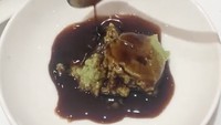Ibu 1 anak ini melengkapi seafood dengan cocolan jahe (gari) yang biasa ada di restoran Jepang. Omay juga meracik wasabi dan kecap Jepang yang dicampur jadi satu. Foto: TikTok farida.nurhan
