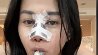 Omay lahap sekali makannya, kata dia di video. Food vlogger yang pernah berkasus dengan Codeblu ini menikmati seruput demi seruput oyster. Foto: TikTok farida.nurhan