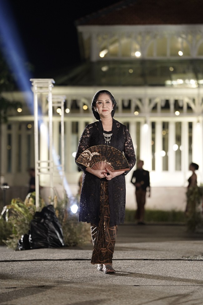 Dilanjutkan dengan penampilan dari K.R.Ay Endang Yamin yang mengenakan kebaya hitam dan kain batik motif Candi Mulya. Candi menggambarkan rumah, sedangkan Mulya menggambarkan kemuliaan dan keluhuran. Foto: dok. Istimewa