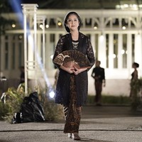 Dilanjutkan dengan penampilan dari K.R.Ay Endang Yamin yang mengenakan kebaya hitam dan kain batik motif Candi Mulya. Candi menggambarkan rumah, sedangkan Mulya menggambarkan kemuliaan dan keluhuran. Foto: dok. Istimewa