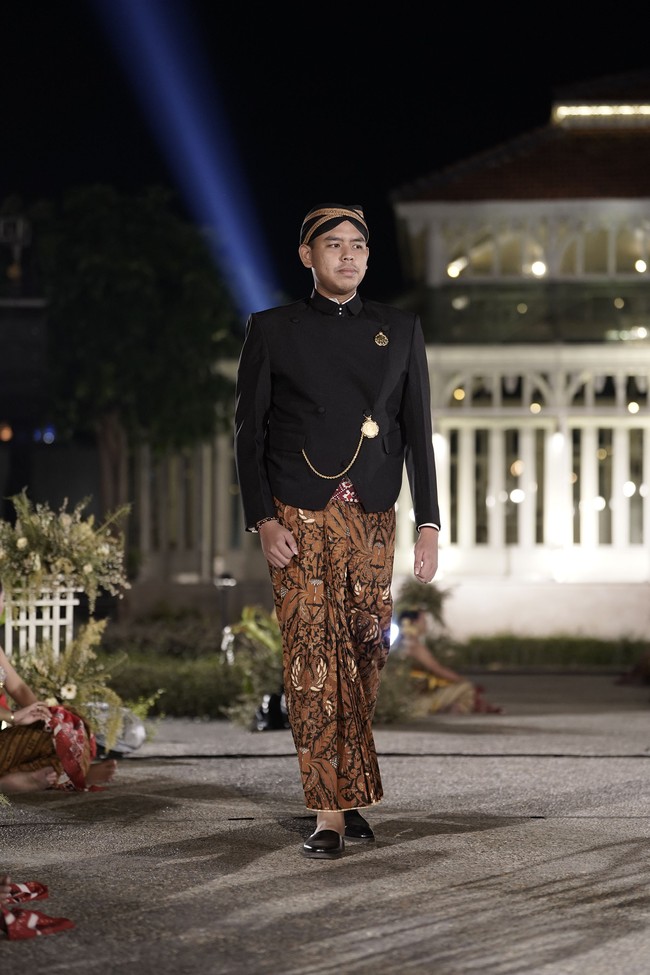 Raden Mas Raihan Suryo Mahadi Putro Yamin terlihat gagah dalam balutan beskap dan batik motif Pisan Bali, yang memberi arti setiap pergi tahu waktunya kapan kembali atau pulang.  Foto: dok. Istimewa