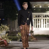 Raden Mas Raihan Suryo Mahadi Putro Yamin terlihat gagah dalam balutan beskap dan batik motif Pisan Bali, yang memberi arti setiap pergi tahu waktunya kapan kembali atau pulang.  Foto: dok. Istimewa
