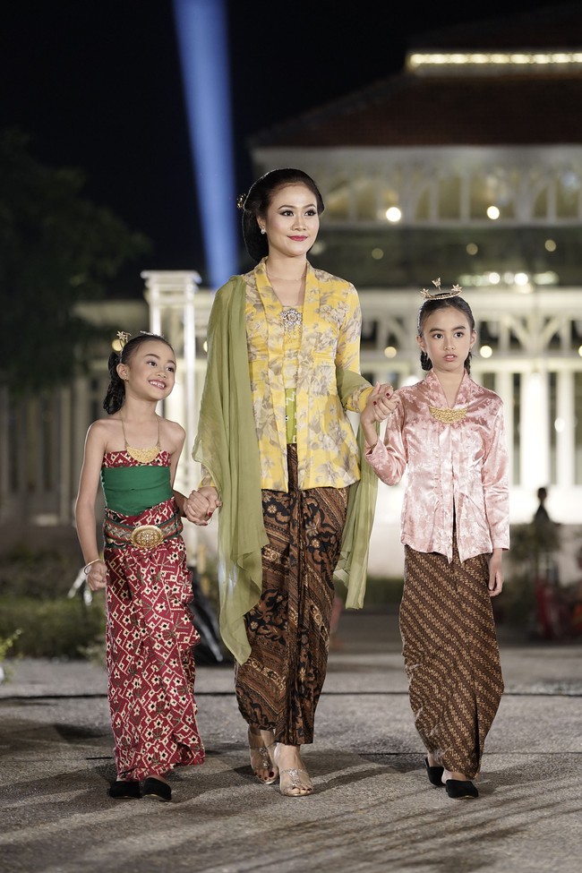 K.R.Ay Riva, mengajak serta dua putrinya berlenggak, mengenakan batik motif hujan gerimis. Motif ini menggabungkan beberapa motif seperti parang dan lereng, memiliki makna dapat mengucurkan hati orang yang mengenakkannya juga berfilosofi siap menghadapi segala cobaan dalam kehidupan. Foto: dok. Istimewa