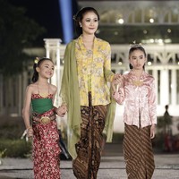 K.R.Ay Riva, mengajak serta dua putrinya berlenggak, mengenakan batik motif hujan gerimis. Motif ini menggabungkan beberapa motif seperti parang dan lereng, memiliki makna dapat mengucurkan hati orang yang mengenakkannya juga berfilosofi siap menghadapi segala cobaan dalam kehidupan. Foto: dok. Istimewa