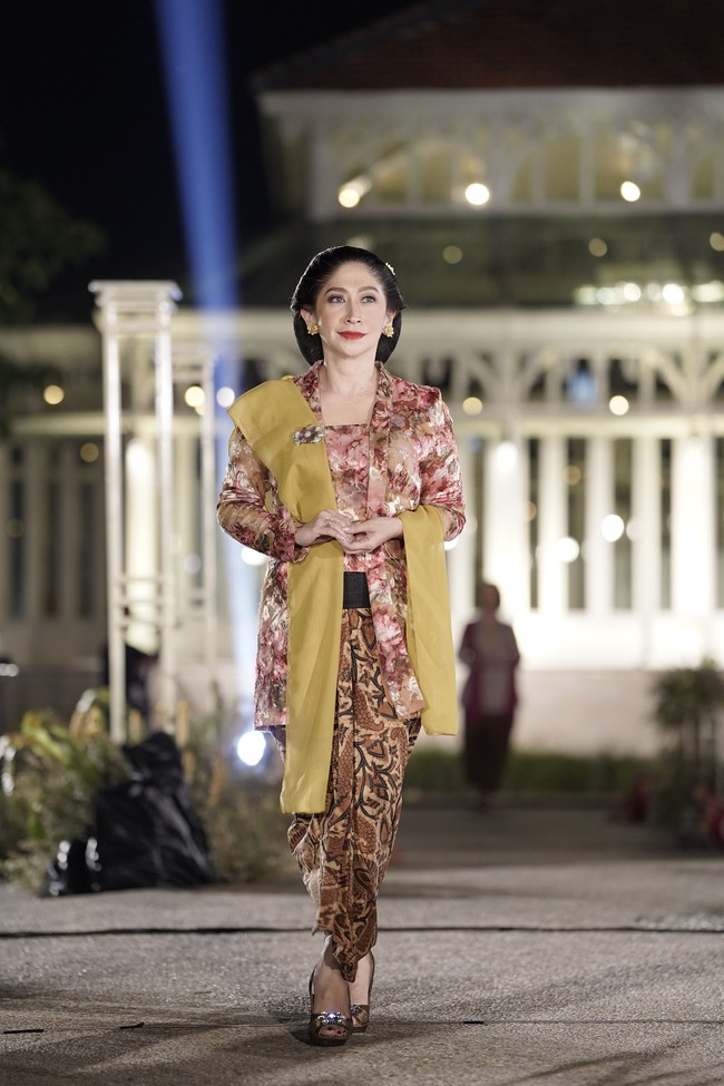 Aktris senior dari keluarga Mangkunegaran, R.Ay. Shelomita Sulistiany Diah Hadju mengenakan kain batik motif Kukila Gringsing Latar Bledhag yang menggambarkan kelembutan, keluwesan, dan kemandirian. Foto: dok. Istimewa