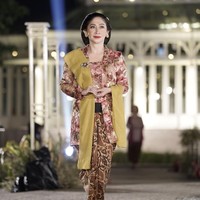 Aktris senior dari keluarga Mangkunegaran, R.Ay. Shelomita Sulistiany Diah Hadju mengenakan kain batik motif Kukila Gringsing Latar Bledhag yang menggambarkan kelembutan, keluwesan, dan kemandirian. Foto: dok. Istimewa