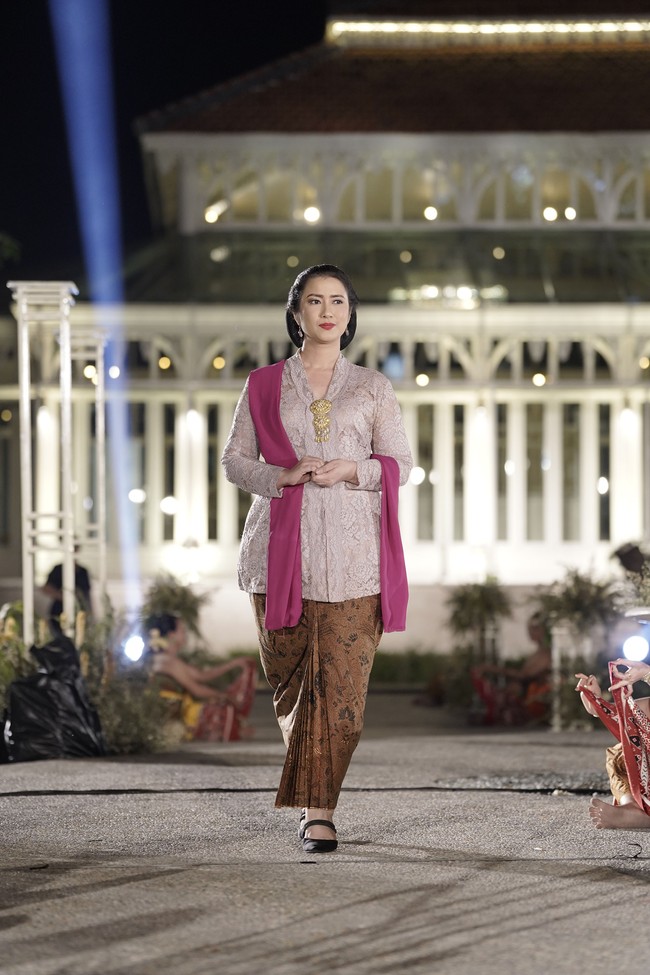 Ada pula R.Ay Andrini Kusumahapsari mengenakan kain batik motif Ukel yang menggambarkan doa dan harapan orang tua untuk putra-putrinya agar mendapatkan kebahagiaan dan kesuksesan. Foto: dok. Istimewa