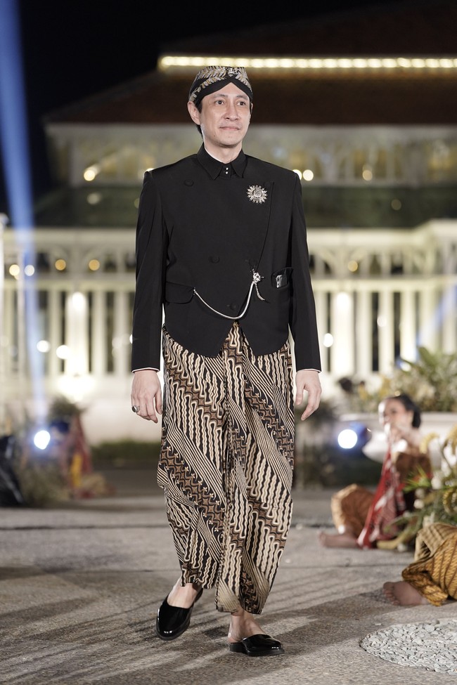 Pagelaran busana Mangkunegaran ditutup oleh Gusti Pangeran Haryo Paundrakarna Jiwa Suryanegara, yang mengenakan batik motif Parang Pamor, melambangkan aura yang terpancar dari seseorang. Foto: dok. Istimewa