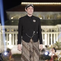 Pagelaran busana Mangkunegaran ditutup oleh Gusti Pangeran Haryo Paundrakarna Jiwa Suryanegara, yang mengenakan batik motif Parang Pamor, melambangkan aura yang terpancar dari seseorang. Foto: dok. Istimewa