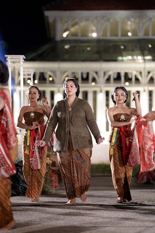 Sejumlah anggota keluarga Mangkunegaran berlenggak menampilkan koleksi batik pribadinya di acara Angsukayana Batik Mangkunegaran 2023. Pagelaran busana dibuka oleh Gusti Raden Ajeng Ancillasura Marina Sudjiwo, yang memakai batik karya K.R.T Hardjonagoro atau Go Tik Swan. Dimiliki sejak tahun 1995. Motif batik ini membuat filosofi yang menggambarkan kicauan burung sebagai simbol keindahan, mencerminkan bahwa seseorang yang memakai batik ini adalah sosok yang memancarkan pesona, dan sunting menawan hati. Foto: dok. Istimewa