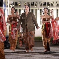 Sejumlah anggota keluarga Mangkunegaran berlenggak menampilkan koleksi batik pribadinya di acara Angsukayana Batik Mangkunegaran 2023. Pagelaran busana dibuka oleh Gusti Raden Ajeng Ancillasura Marina Sudjiwo, yang memakai batik karya K.R.T Hardjonagoro atau Go Tik Swan. Dimiliki sejak tahun 1995. Motif batik ini membuat filosofi yang menggambarkan kicauan burung sebagai simbol keindahan, mencerminkan bahwa seseorang yang memakai batik ini adalah sosok yang memancarkan pesona, dan sunting menawan hati. Foto: dok. Istimewa