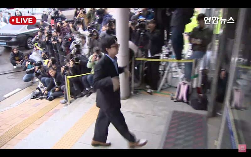 G-Dragon datang ke kantor polisi untuk melakukan tes narkoba