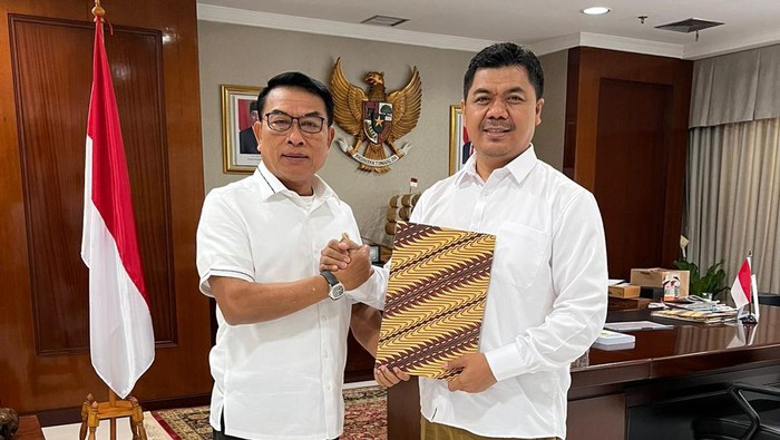 Juri Ardiantoro mengajukan pengunduran diri sebagai Deputi Kepala Staf Kepresidenan Bidang Informasi dan Komunikasi Publik. Juri mengundurkan diri dari jabatan tersebut karena tergabung dalam Tim Kampanye Nasional (TKN) Prabowo Subianto-Gibran Rakabuming Raka.