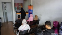 Sejumlah nasabah hilir mudik mendatangi kantor unit Bank BRI Karangreja, Purbalingga, Jawa Tengah.  