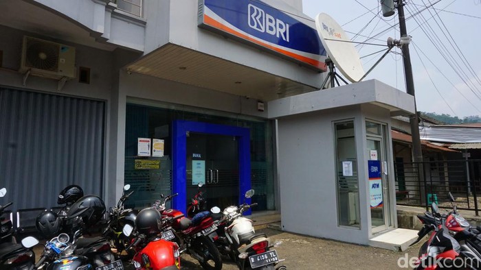 Bank BRI senantiasa hadir untuk memenuhi kebutuhan perbankan masyarakat. Tidak terkecuali di kaki gunung, salah satunya Bank BRI Unit Karangreja, Purbalingga.