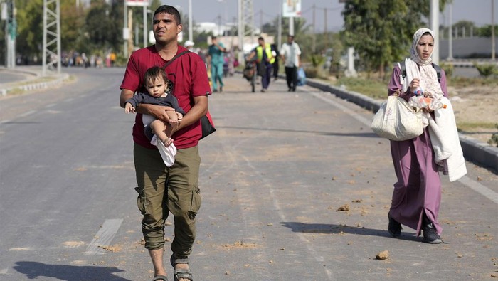 Serangan Israel yang masih berlanjut membuat warga Gaza mengungsi. Sebagian dari mereka mengungsi dengan menggendong anaknya yang masih balita.
