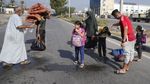 Gendong Balita, Warga Gaza Ngungsi dengan Berjalan Kaki