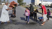 Warga mengungsi karena Israel terus menggempur Jalur Gaza.  