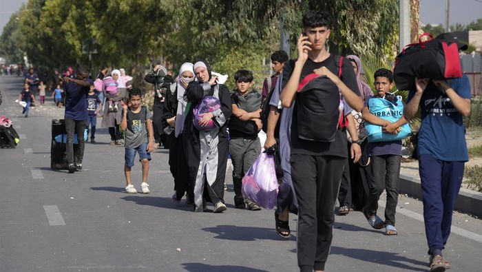 Serangan Israel yang masih berlanjut membuat warga Gaza mengungsi. Sebagian dari mereka mengungsi dengan menggendong anaknya yang masih balita.