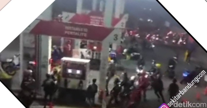 Geng motor baku hantam di SPBU Bandung