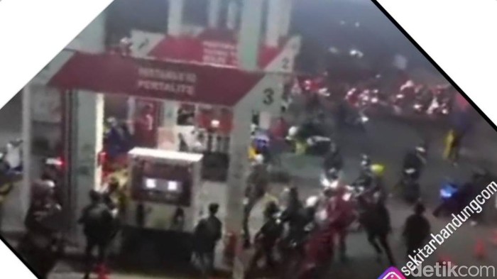 Geng motor baku hantam di SPBU Bandung
