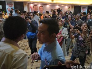 Berkemeja Biru, Gibran Hadiri Pengumuman TKN Koalisi Indonesia Maju