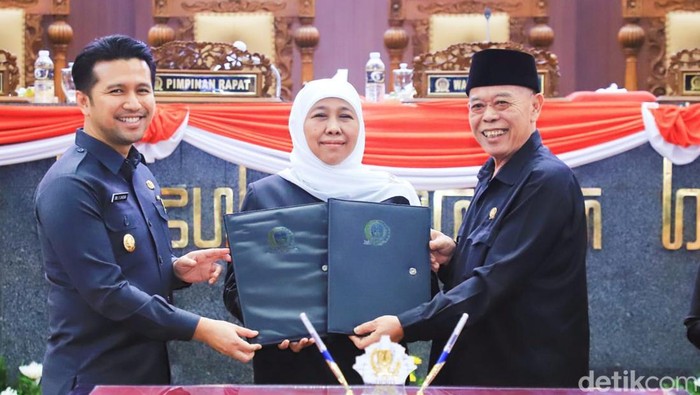 Gubernur Jatim Khofifah bersama Wagub Jatim Emil Dardak dan Ketua DPRD Jatim Kusnadi.