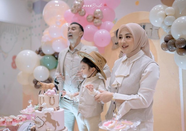 Sudah semakin besar, penampilan Guzel pun kerap curi atensi. Cantik nan imut, banyak netizen yang menyebut Guzel layaknya boneka hidup. Foto: Instagram/@alisyakieb