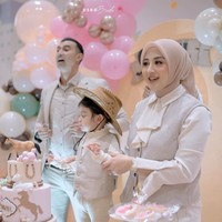 Sudah semakin besar, penampilan Guzel pun kerap curi atensi. Cantik nan imut, banyak netizen yang menyebut Guzel layaknya boneka hidup. Foto: Instagram/@alisyakieb