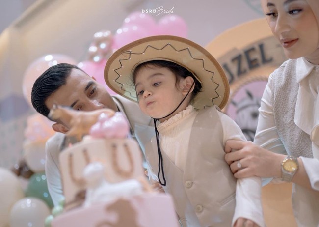 Mengenakan topi koboi berwarna coklat, penampilan Guzel terlihat makin menggemaskan. Dalam foto juga terlihat Guzel yang begitu bersemangat meniup lilin di kue ulang tahunnya. Foto: Instagram/@alisyakieb
