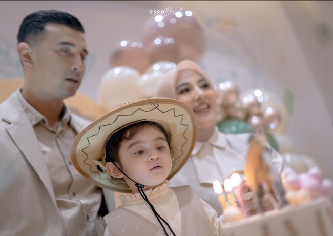 Memiliki darah keturunan Arab dan Pakistan dari kedua orangtuanya, tak heran jika Guzel punya paras blasteran yang cantik. Foto-foto Guzel pun selalu banjir pujian dari para netizen. Foto: Instagram/@alisyakieb