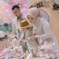 Melalui akun Instagram pribadinya, Margin dan Ali membagikan potret putri semata wayangnya yang baru berulang tahun ke-2. Terlihat ketiganya tampil kompak mengenakan busana serba coklat muda. Foto: Instagram/@alisyakieb