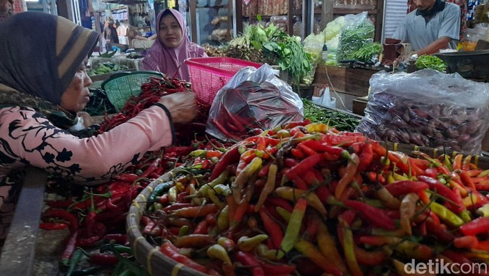 Harga cabai di Brebes naik mencapai Rp 100 ribu per kilogram, Senin (6/11/2023).
