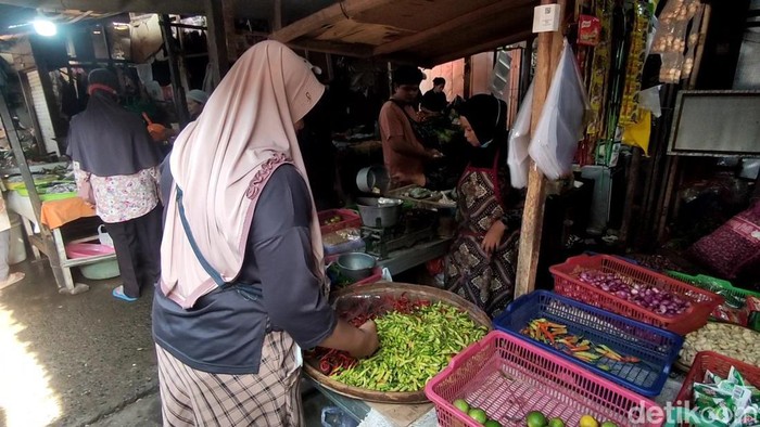 Pedagang cabai di Pasar Puri Baru Pati, Senin (6/11/2023).