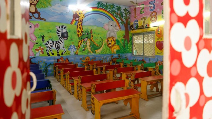 India Kembali Berlakukan Sekolah Online Gegara Polusi Udara A teacher conducts online classes in an empty classroom after primary schools were ordered shut by the Delhi government for Friday and Saturday as the air quality index (AQI) plummeted, on a smoggy morning in New Delhi, India, November 3, 2023. REUTERS/AnushreeΒ Fadnavis