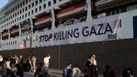 Kapal milik milik LSM Peace Boat yang berbasis di Jepang ini membawa spanduk mendukung Gaza, Palestina.  