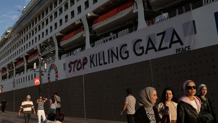 Peace activists onboard the Japan-based NGO Peace Boat's cruise ship Pacific World display placards in support of Gaza, amid the ongoing conflict between Israel and the Palestinian Islamist group Hamas, as the ship is docked at Galataport in Istanbul, Turkey November 5, 2023. REUTERS/Murad Sezer