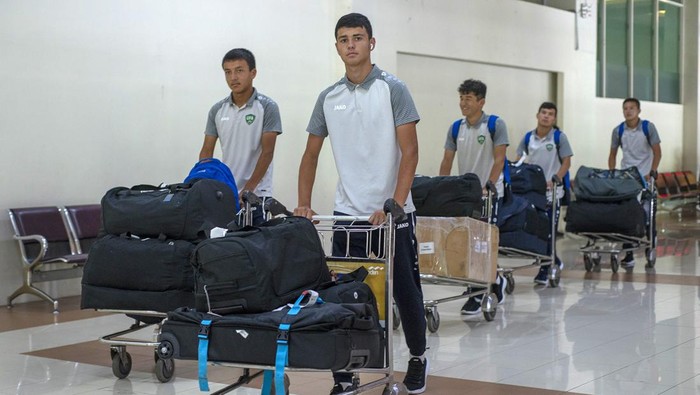 Pesepak bola Tim Nasional Uzbekistan U-17 tiba di Bandara Adi Soemarmo, Boyolali, Jawa Tengah, Senin (6/11/2023). Timnas Uzbekistan U-17 akan bertanding pada grup B Piala Dunia U-17 2023 bersama Spanyol, Kanada dan Mali. ANTARA FOTO/Aloysius Jarot Nugroho/rwa.