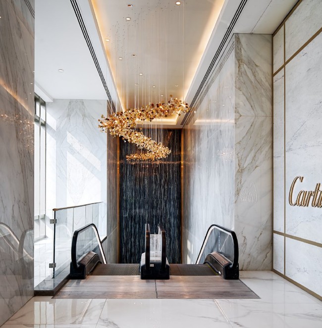 Esensi kemewahan ditampilkan lewat lantai berlapis marmer, langit-langit berkubah menjulang tinggi dan permainan pencahayaan di berbagai sudut.  Foto: Instagram/@jioworldplaza