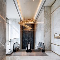 Esensi kemewahan ditampilkan lewat lantai berlapis marmer, langit-langit berkubah menjulang tinggi dan permainan pencahayaan di berbagai sudut.  Foto: Instagram/@jioworldplaza