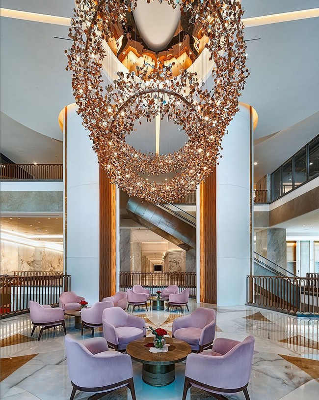 Tak hanya diisi butik brand mewah, mall empat lantai ini juga menawarkan berbagai fasilitas yang dapat memanjakan pengunjungnya. Lantai 3 misalnya, terdapat teater multipleks, emporium makanan gourmet yang telah dikurasi secara ketat, serta restoran kelas dunia. Foto: Instagram/@jioworldplaza