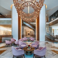 Tak hanya diisi butik brand mewah, mall empat lantai ini juga menawarkan berbagai fasilitas yang dapat memanjakan pengunjungnya. Lantai 3 misalnya, terdapat teater multipleks, emporium makanan gourmet yang telah dikurasi secara ketat, serta restoran kelas dunia. Foto: Instagram/@jioworldplaza