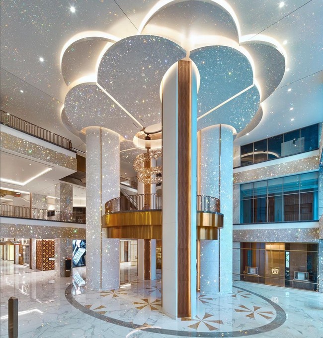 Jio World Plaza terintegrasi dengan bangunan lainnya, yakni Pusat Budaya Nita Mukesh Ambani, Jio World Convention Centre dan Jio World Garden. Kompleks bernama Jio World Center ini memiliki luas hingga 18,5 hektar. Foto: Instagram/@jioworldplaza